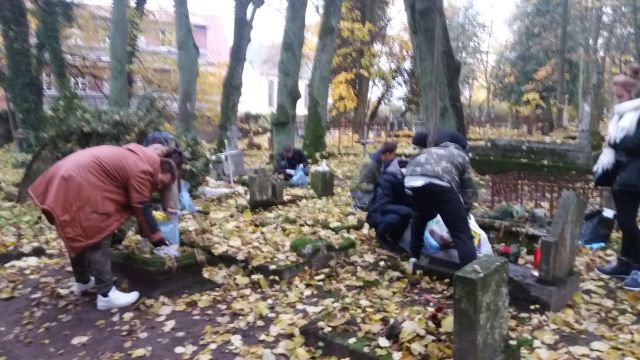 Sprzątanie grobów przez klasę IB